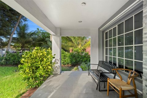 House in Miami, Florida 4 bedrooms, 140.93 sq.m. № 2013655 - photo 2