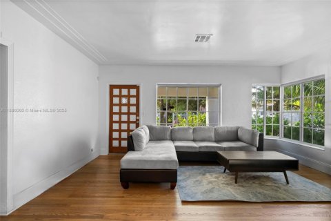 House in Miami, Florida 4 bedrooms, 140.93 sq.m. № 2013655 - photo 4