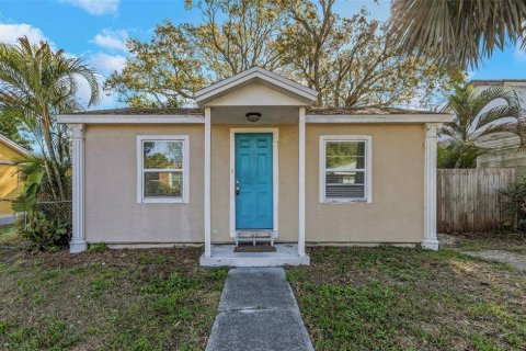 House in Saint Petersburg, Florida 2 bedrooms, 62.43 sq.m. № 2099637