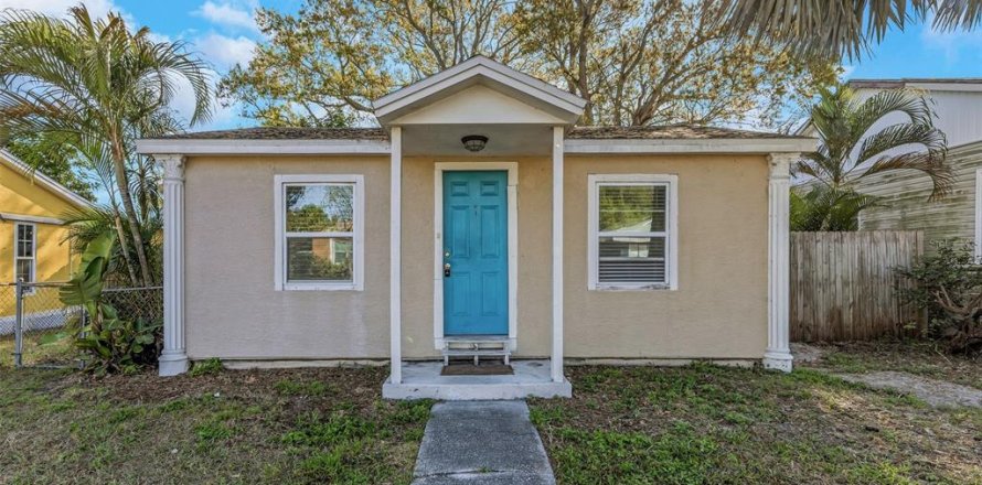 House in Saint Petersburg, Florida 2 bedrooms, 62.43 sq.m. № 2099637