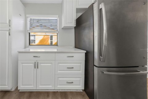 House in Saint Petersburg, Florida 2 bedrooms, 62.43 sq.m. № 2099637 - photo 7