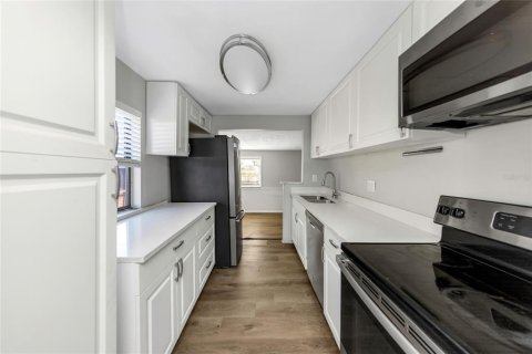 House in Saint Petersburg, Florida 2 bedrooms, 62.43 sq.m. № 2099637 - photo 6