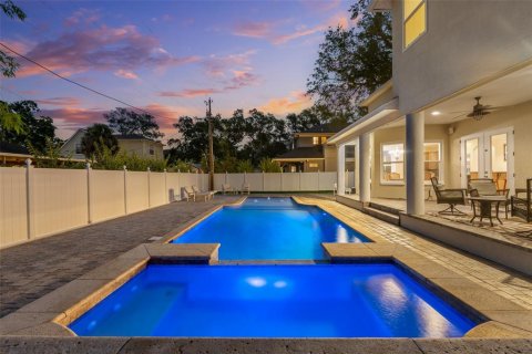 House in Tampa, Florida 5 bedrooms, 370.12 sq.m. № 1690620 - photo 8