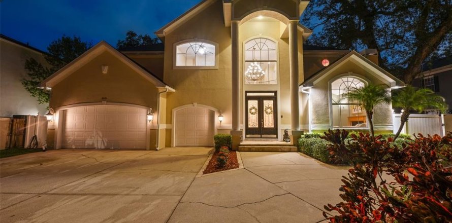 House in Tampa, Florida 5 bedrooms, 370.12 sq.m. № 1690620