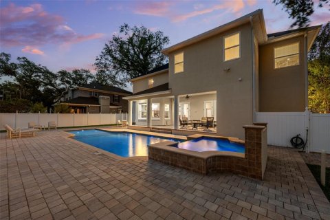 House in Tampa, Florida 5 bedrooms, 370.12 sq.m. № 1690620 - photo 5