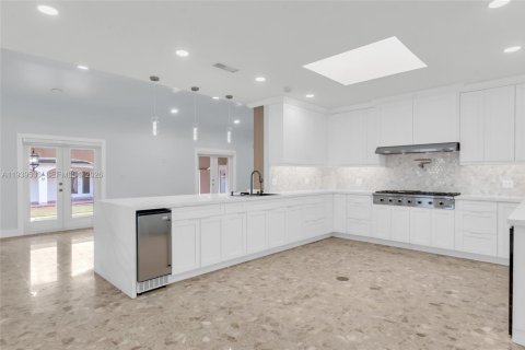 Casa en venta en Miami, Florida, 6 dormitorios, 600.98 m2 № 1999703 - foto 24