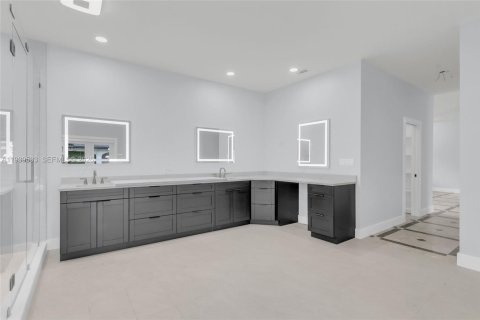 Casa en venta en Miami, Florida, 6 dormitorios, 600.98 m2 № 1999703 - foto 19
