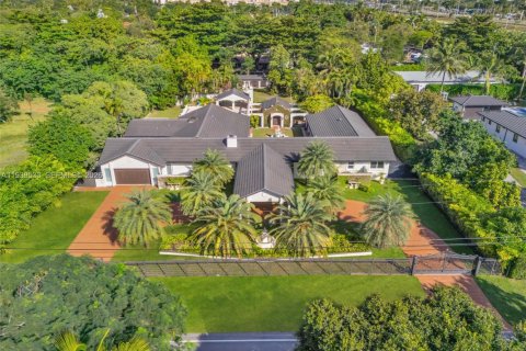 Casa en Miami, Florida 6 dormitorios, 600.98 m2 № 1999703
