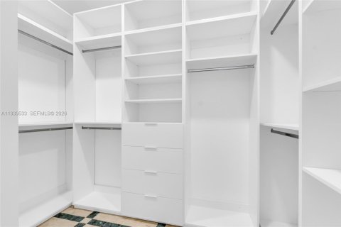 Casa en venta en Miami, Florida, 6 dormitorios, 600.98 m2 № 1999703 - foto 17