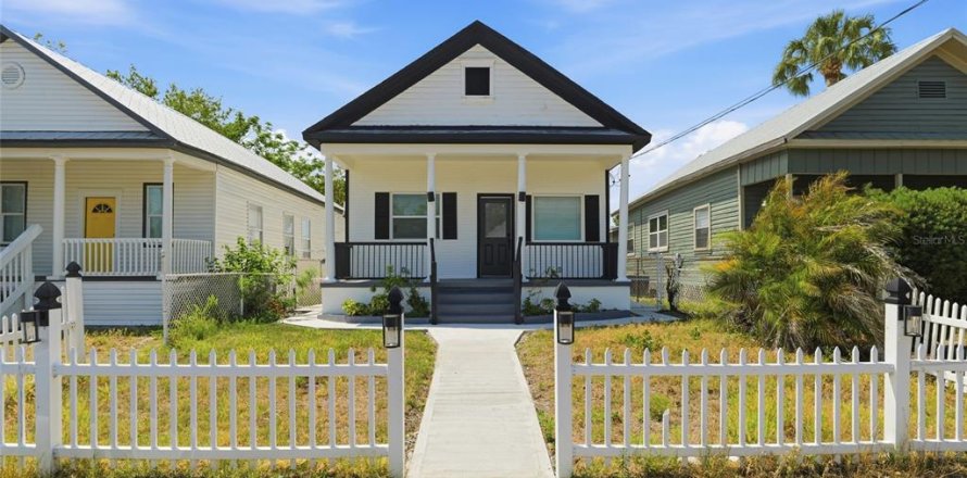 House in Tampa, Florida 3 bedrooms, 92.16 sq.m. № 2114605