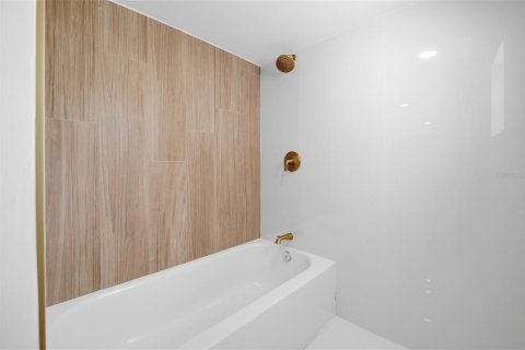 House in Tampa, Florida 3 bedrooms, 92.16 sq.m. № 2114605 - photo 19