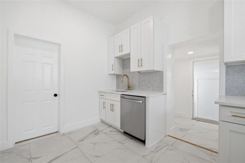 House in Tampa, Florida 3 bedrooms, 92.16 sq.m. № 2114605 - photo 12