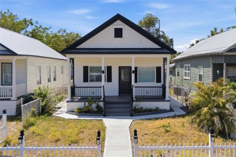House in Tampa, Florida 3 bedrooms, 92.16 sq.m. № 2114605 - photo 2