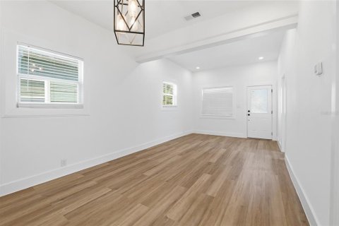 House in Tampa, Florida 3 bedrooms, 92.16 sq.m. № 2114605 - photo 9