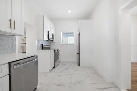 House in Tampa, Florida 3 bedrooms, 92.16 sq.m. № 2114605 - photo 13