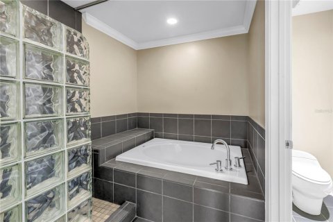 Townhouse in Saint Petersburg, Florida 3 bedrooms, 184.88 sq.m. № 2104934 - photo 19