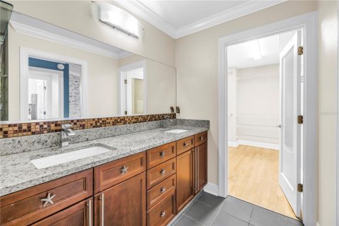 Townhouse in Saint Petersburg, Florida 3 bedrooms, 184.88 sq.m. № 2104934 - photo 18