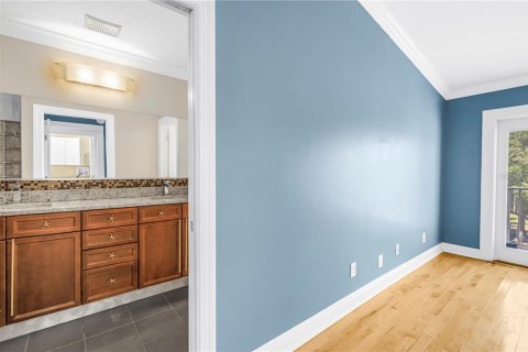 Townhouse in Saint Petersburg, Florida 3 bedrooms, 184.88 sq.m. № 2104934 - photo 17