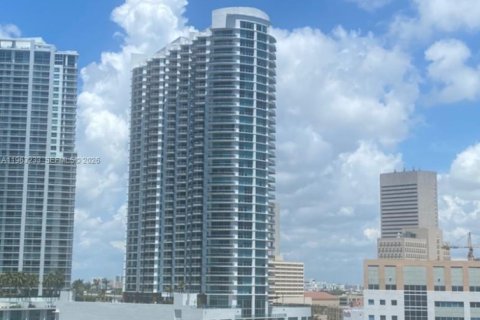 Condominio en Miami, Florida, 1 dormitorio  № 2026418
