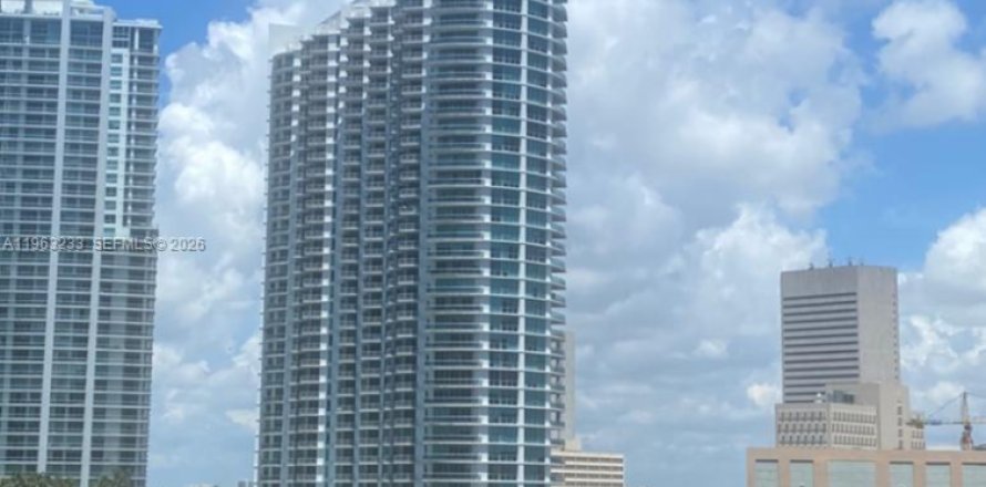 Condominio en Miami, Florida, 1 dormitorio  № 2026418