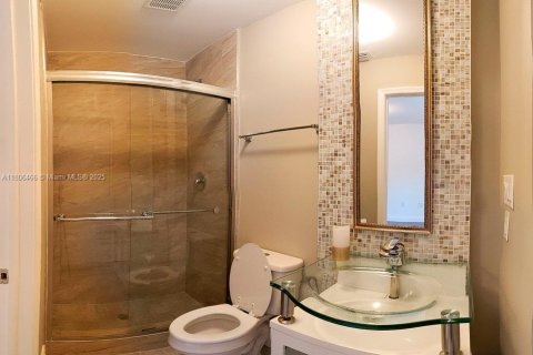 House in South Miami, Florida 3 bedrooms, 197.6 sq.m. № 1739202 - photo 10