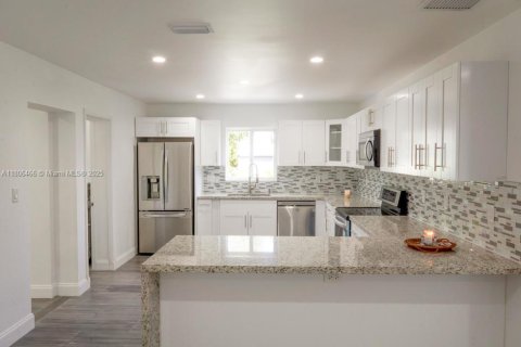 House in South Miami, Florida 3 bedrooms, 197.6 sq.m. № 1739202 - photo 6