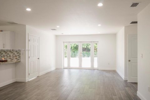 House in South Miami, Florida 3 bedrooms, 197.6 sq.m. № 1739202 - photo 14