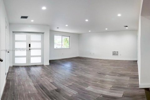 House in South Miami, Florida 3 bedrooms, 197.6 sq.m. № 1739202 - photo 19