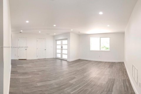 House in South Miami, Florida 3 bedrooms, 197.6 sq.m. № 1739202 - photo 18