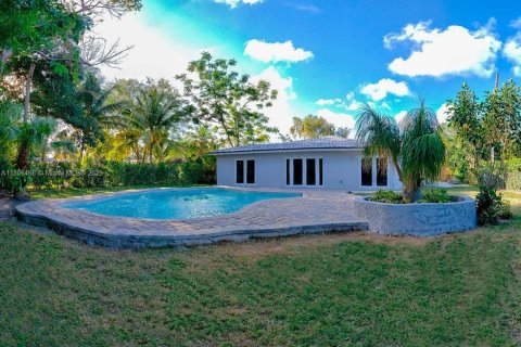 House in South Miami, Florida 3 bedrooms, 197.6 sq.m. № 1739202 - photo 2