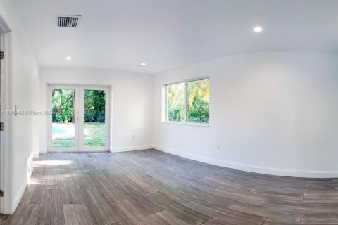 House in South Miami, Florida 3 bedrooms, 197.6 sq.m. № 1739202 - photo 13