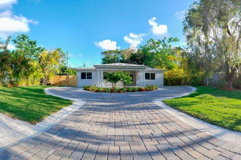 House in South Miami, Florida 3 bedrooms, 197.6 sq.m. № 1739202 - photo 1