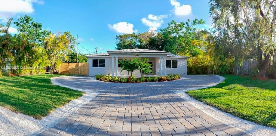 House in South Miami, Florida 3 bedrooms, 197.6 sq.m. № 1739202