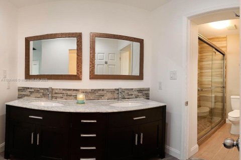 House in South Miami, Florida 3 bedrooms, 197.6 sq.m. № 1739202 - photo 9
