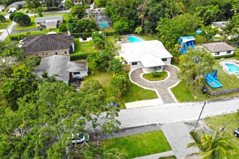 House in South Miami, Florida 3 bedrooms, 197.6 sq.m. № 1739202 - photo 4