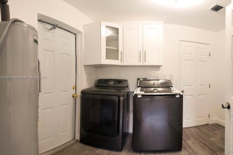 House in South Miami, Florida 3 bedrooms, 197.6 sq.m. № 1739202 - photo 17