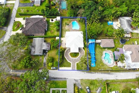 House in South Miami, Florida 3 bedrooms, 197.6 sq.m. № 1739202 - photo 5