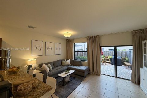 Touwnhouse à vendre à Miami, Floride: 2 chambres, 131.55 m2 № 1890993 - photo 9