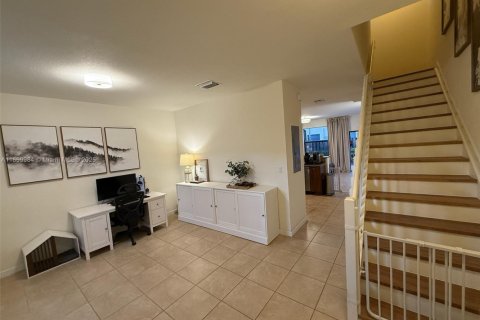 Touwnhouse à vendre à Miami, Floride: 2 chambres, 131.55 m2 № 1890993 - photo 2