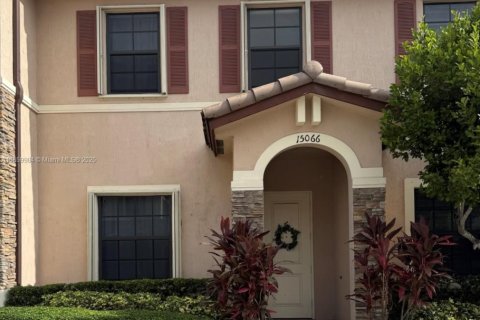 Touwnhouse à vendre à Miami, Floride: 2 chambres, 131.55 m2 № 1890993 - photo 1