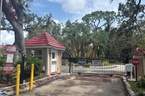 Condo in Saint Petersburg, Florida, 2 bedrooms  № 1784978 - photo 1