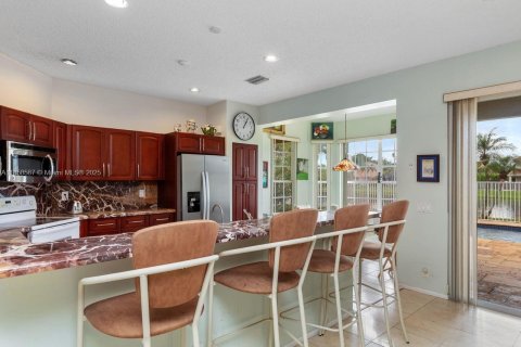 House in Weston, Florida 4 bedrooms, 230.03 sq.m. № 1889534 - photo 9