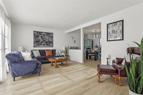 Villa ou maison à vendre à Brandon, Floride: 4 chambres, 218.04 m2 № 1725753 - photo 7
