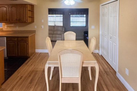 Villa ou maison à vendre à Port St. Lucie, Floride: 2 chambres, 110 m2 № 2426194 - photo 7