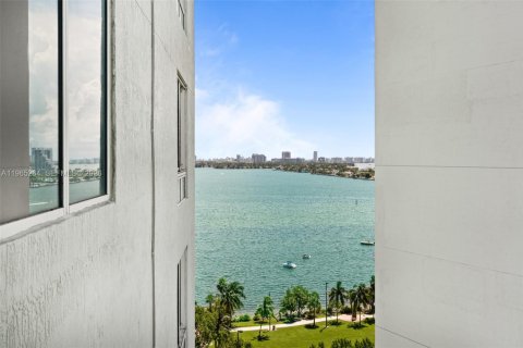 Condo in Miami, Florida, 1 bedroom  № 2026921 - photo 3