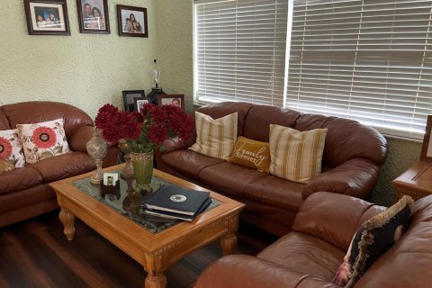 House in Palm Springs, Florida 3 bedrooms, 218.32 sq.m. № 2432577 - photo 6