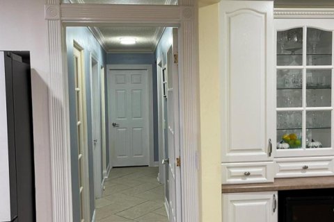House in Palm Springs, Florida 3 bedrooms, 218.32 sq.m. № 2432577 - photo 5