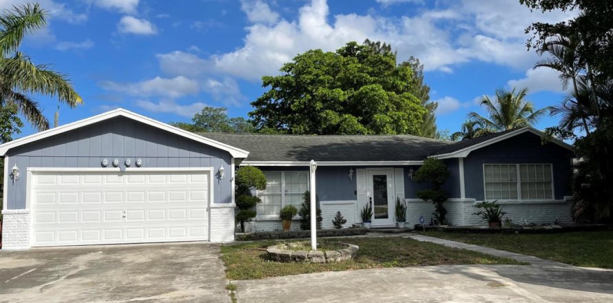 House in Palm Springs, Florida 3 bedrooms, 218.32 sq.m. № 2432577