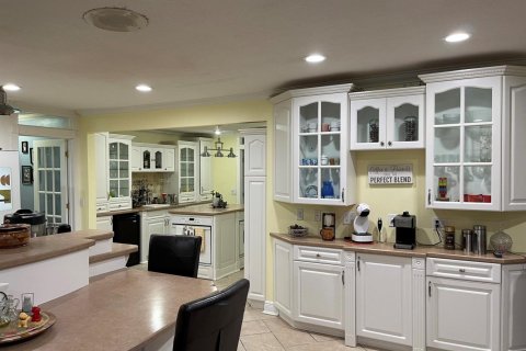 House in Palm Springs, Florida 3 bedrooms, 218.32 sq.m. № 2432577 - photo 4