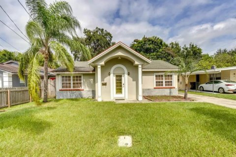 House in Orlando, Florida 3 bedrooms, 144.74 sq.m. № 2226689